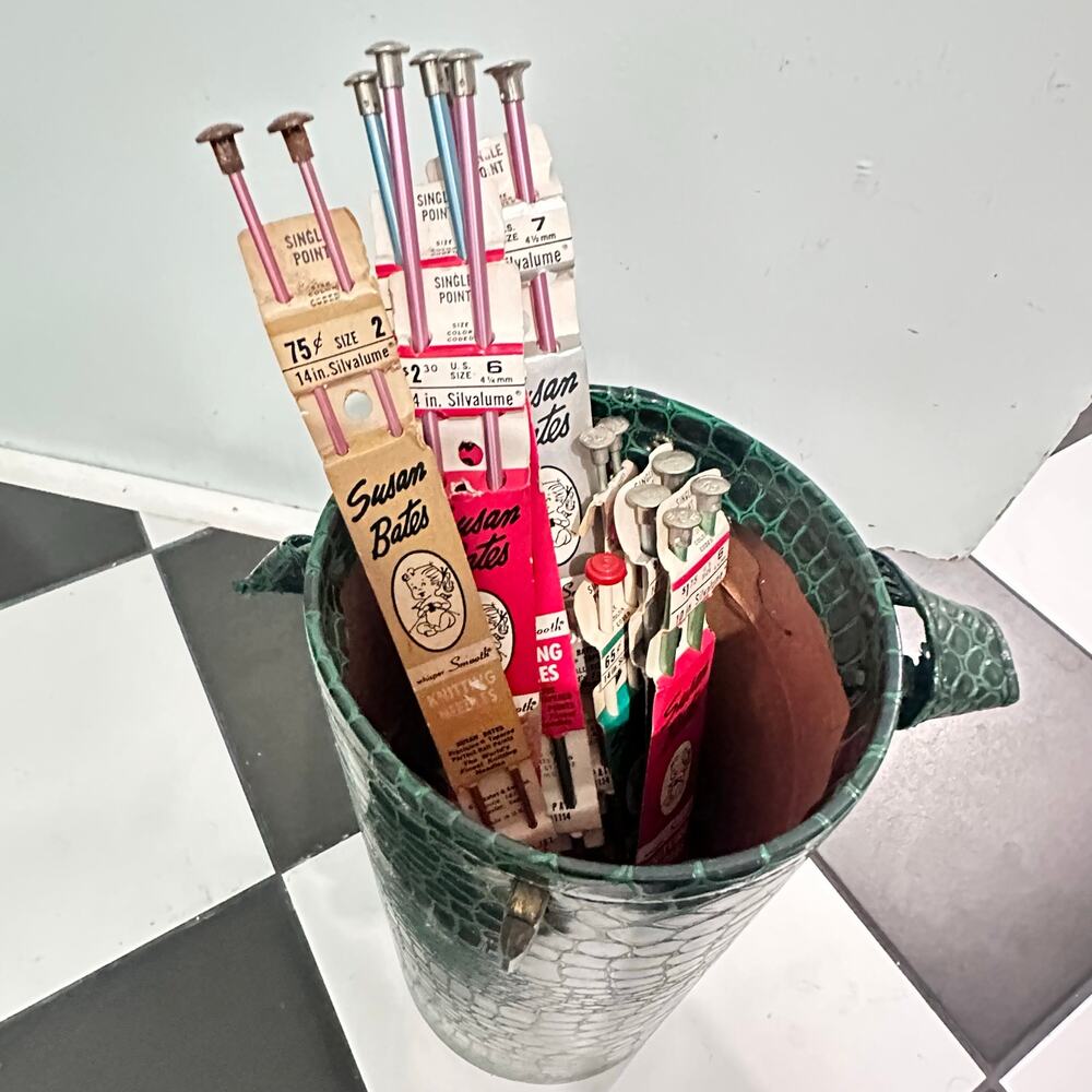 x8 Vintage Susan Bates NWT Knitting Needles - Different Gauges & Holder - Picture 6 of 14